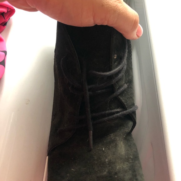 White Mountain size 10 black bootie heels - Picture 3 of 6